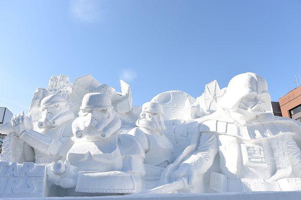 日本“星球大戰”冰雕大放異彩 日本“星球大戰”冰雕大放異彩