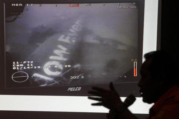 這是1月14日新加坡國防部長黃永宏在其社交網站上傳的亞航失事航班QZ8501機身照片。 這是1月14日新加坡國防部長黃永宏在其社交網站上傳的亞航失事航班QZ8501機身照片。