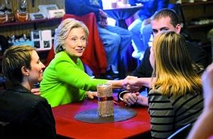 在宣傳片中，希拉里熱情地與三名“普通美國人”交談。