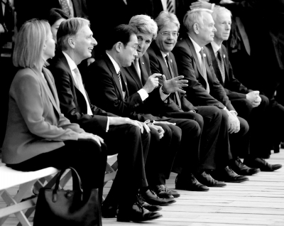 10日，七國(guó)外長(zhǎng)觀看日本傳統(tǒng)歌舞表演期間，美國(guó)國(guó)務(wù)卿克里與日本外相岸田文雄在交頭接耳