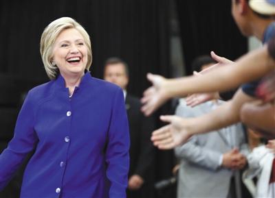 當(dāng)?shù)貢r(shí)間6日,美國(guó)加利福尼亞州長(zhǎng)灘市,心情大好的希拉里與支持者互動(dòng)。 圖/CFP 當(dāng)?shù)貢r(shí)間6日,美國(guó)加利福尼亞州長(zhǎng)灘市,心情大好的希拉里與支持者互動(dòng)。 圖/CFP