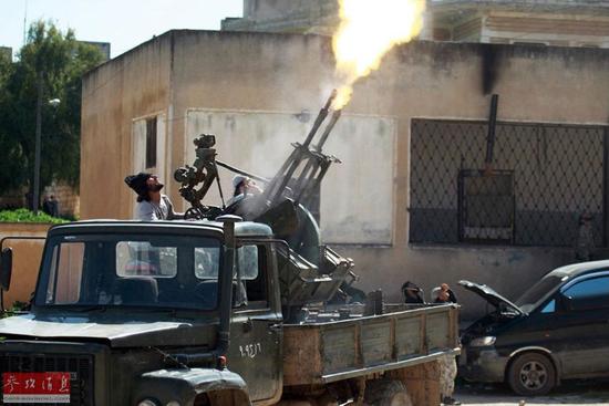 圖為反對派向政府軍的戰機開火。 圖為反對派向政府軍的戰機開火。