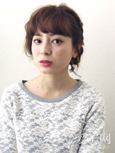 慵懶感小辮子盤發(fā) 簡(jiǎn)單隨意顯俏皮 慵懶感小辮子盤發(fā) 簡(jiǎn)單隨意顯俏皮