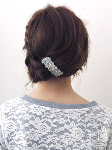 慵懶感小辮子盤發(fā) 簡(jiǎn)單隨意顯俏皮 慵懶感小辮子盤發(fā) 簡(jiǎn)單隨意顯俏皮