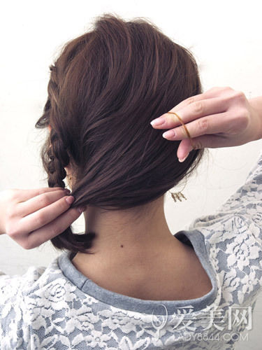 慵懶感小辮子盤發(fā) 簡(jiǎn)單隨意顯俏皮 慵懶感小辮子盤發(fā) 簡(jiǎn)單隨意顯俏皮