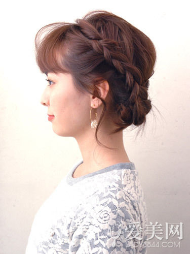 慵懶感小辮子盤發(fā) 簡(jiǎn)單隨意顯俏皮 慵懶感小辮子盤發(fā) 簡(jiǎn)單隨意顯俏皮