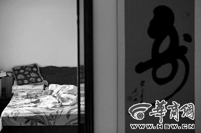 昨日,徐萬發躺在自家床上,鼻子插著氧氣管 記者張杰攝 昨日,徐萬發躺在自家床上,鼻子插著氧氣管 記者張杰攝