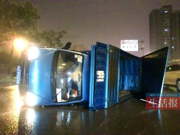 小貨車側翻現場。 小貨車側翻現場。