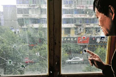 10月17日,朱先生家窗戶被擊穿。 10月17日,朱先生家窗戶被擊穿。