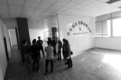 曾經看似正規且豪華的公司,如今空空如也,只剩進門處的公司名稱還赫然在目 曾經看似正規且豪華的公司,如今空空如也,只剩進門處的公司名稱還赫然在目