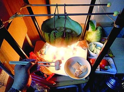 兩張椅子被面對面疊在一起,穿了兩根線的西瓜皮就懸空在椅腳中間,下面有蠟燭加熱,這就是西瓜火鍋。 兩張椅子被面對面疊在一起,穿了兩根線的西瓜皮就懸空在椅腳中間,下面有蠟燭加熱,這就是西瓜火鍋。