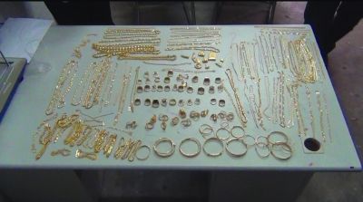 警方追回的被搶金首飾,有172件,2200多克。其余的都被嫌疑人變賣,用來購買手機的汽車。