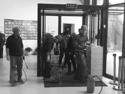 相關(guān)人員正在對園區(qū)消毒。讀者供圖 相關(guān)人員正在對園區(qū)消毒。讀者供圖