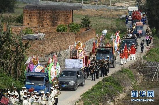 福建省長樂市一送葬隊伍在行進中 福建省長樂市一送葬隊伍在行進中
