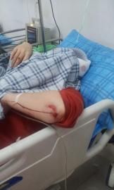 砸窗當事人胡女士在醫(yī)院接受治療。 砸窗當事人胡女士在醫(yī)院接受治療。