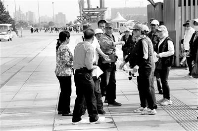 團伙景點低價拍照攬客高價賣 交易不成進行威脅 團伙景點低價拍照攬客高價賣 交易不成進行威脅