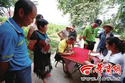 男子玩滑翔傘不慎掛樹上 倒吊3個多小時摔下(圖) 男子玩滑翔傘不慎掛樹上 倒吊3個多小時摔下(圖)