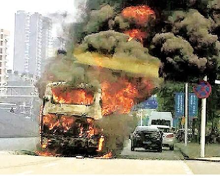 武漢大客車(chē)突發(fā)自燃成空殼 36人2分鐘有序撤離(圖) 武漢大客車(chē)突發(fā)自燃成空殼 36人2分鐘有序撤離(圖)