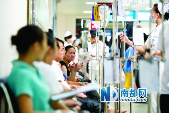 醫院走道坐滿了打吊針的員工。