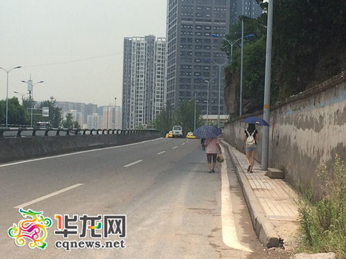 重慶現37厘米寬人行道 約等于3個iPhone5s(圖) 重慶現37厘米寬人行道 約等于3個iPhone5s(圖)