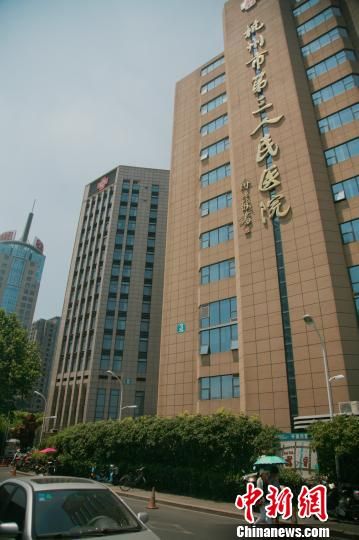 事發的醫院門口。 李晨韻 攝