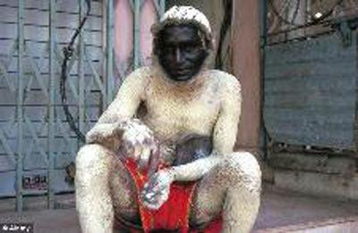 印度新德里政府雇傭保安扮葉猴驅(qū)趕獼猴(圖) 印度新德里政府雇傭保安扮葉猴驅(qū)趕獼猴(圖)