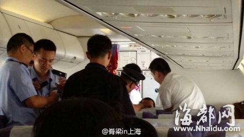 福建機場航班臨起飛 疑似精神病男子被抬下飛機