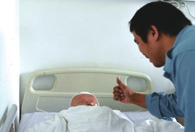 杭州乞討大頭娃娃手術(shù)順利 獲捐助23萬多元 杭州乞討大頭娃娃手術(shù)順利 獲捐助23萬多元