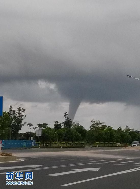 珠海機(jī)場附近海域現(xiàn)“龍吸水”奇觀(圖) 珠海機(jī)場附近海域現(xiàn)“龍吸水”奇觀(圖)