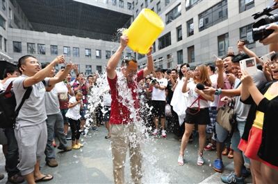 昨日,奇虎360董事長周鴻祎公開展現參加“冰桶”挑戰的“濕身”過程。新京報記者 侯少卿 攝 昨日,奇虎360董事長周鴻祎公開展現參加“冰桶”挑戰的“濕身”過程。新京報記者 侯少卿 攝