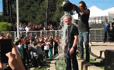 蘋果CEO蒂姆·庫克在自己公司的內部活動上,讓自己來了個透心涼。邀請庫克參加游戲的是他的下屬、蘋果高級副總裁菲爾·席勒。 蘋果CEO蒂姆·庫克在自己公司的內部活動上,讓自己來了個透心涼。邀請庫克參加游戲的是他的下屬、蘋果高級副總裁菲爾·席勒。