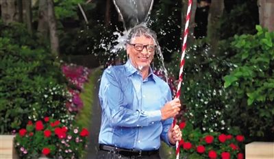 從蓋茨挑戰“冰桶”的視頻中可以發現微軟最新平板電腦Surface Pro 3的身影,網友稱蓋茨在做公益時還不忘給自家產品做代言。 從蓋茨挑戰“冰桶”的視頻中可以發現微軟最新平板電腦Surface Pro 3的身影,網友稱蓋茨在做公益時還不忘給自家產品做代言。