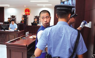 宣判后，馬凱被帶出法庭時，沖著旁聽席上的姐姐喊道：“照顧好媽”。