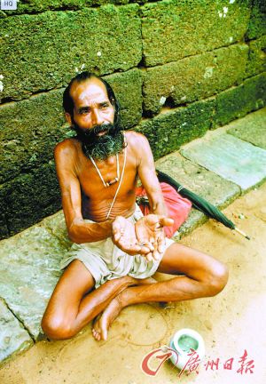 在街旁乞討的乞丐。