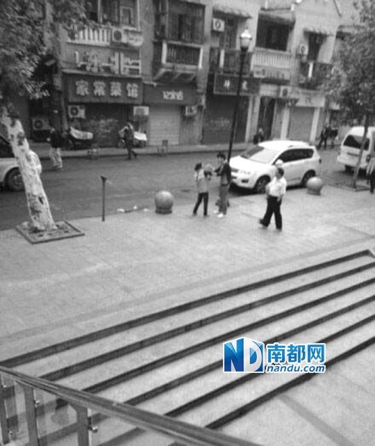 10月18日,武漢一男子抓住環衛工打耳光。 10月18日,武漢一男子抓住環衛工打耳光。