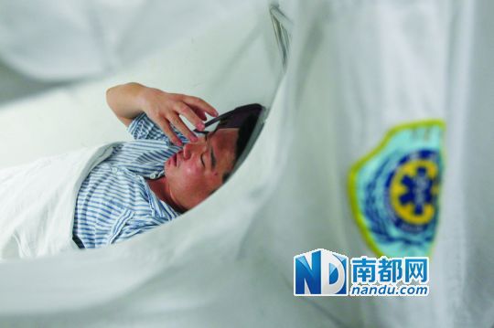 19日,北大深圳醫院,透過被撕破的工作服,急診科醫護人員申洪濤身體多處被醉酒男子抓傷。 19日,北大深圳醫院,透過被撕破的工作服,急診科醫護人員申洪濤身體多處被醉酒男子抓傷。