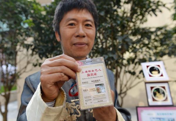 上海持證街頭藝人初演兩天小費過千 市民熱情圍觀 上海持證街頭藝人初演兩天小費過千 市民熱情圍觀