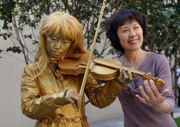 上海持證街頭藝人初演兩天小費過千 市民熱情圍觀 上海持證街頭藝人初演兩天小費過千 市民熱情圍觀