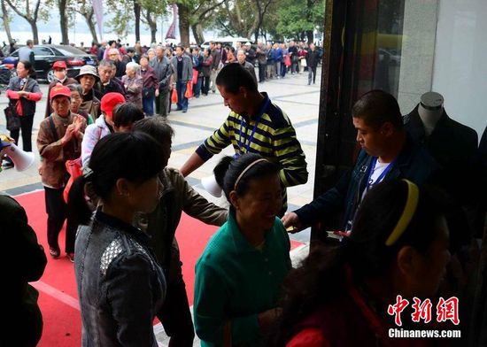 江西數(shù)百老人為領(lǐng)10元代金劵寒風(fēng)中排隊(duì)數(shù)小時(shí) 江西數(shù)百老人為領(lǐng)10元代金劵寒風(fēng)中排隊(duì)數(shù)小時(shí)