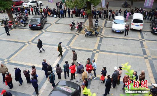圖為10月28日,在江西九江市一家羊絨皮草服裝服飾博覽會(huì)現(xiàn)場(chǎng),老人們正在頂著寒風(fēng)排隊(duì)等待領(lǐng)取10元代金劵。 圖為10月28日,在江西九江市一家羊絨皮草服裝服飾博覽會(huì)現(xiàn)場(chǎng),老人們正在頂著寒風(fēng)排隊(duì)等待領(lǐng)取10元代金劵。