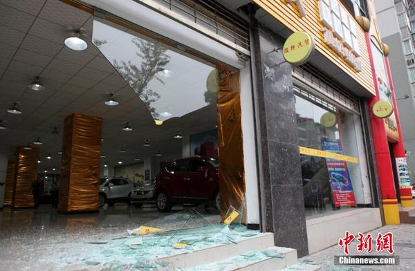 女司機撞爛售車大廳玻璃門 頂石墩奔20余米 女司機撞爛售車大廳玻璃門 頂石墩奔20余米