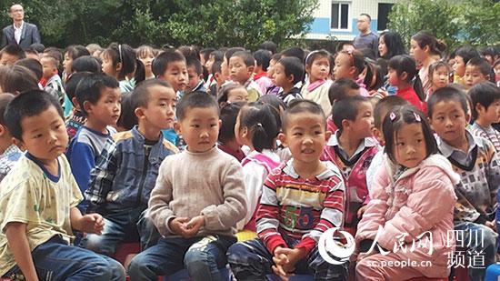 四川一小學條件差沒宿舍 寄宿學生只能睡教室 四川一小學條件差沒宿舍 寄宿學生只能睡教室