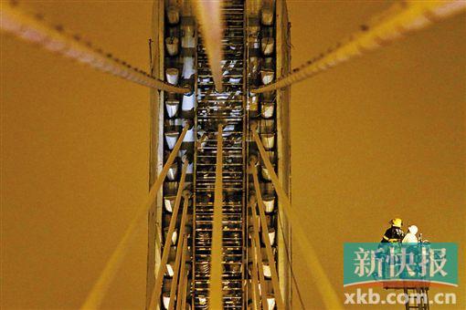 截至今日零時,男子仍未有下橋舉動。圖為公安和消防人員乘消防云梯在高空上和男子交談。 截至今日零時,男子仍未有下橋舉動。圖為公安和消防人員乘消防云梯在高空上和男子交談。