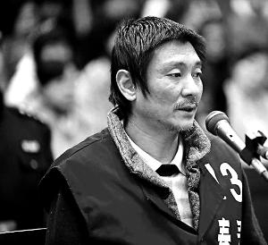 庭審時，鄭東稱自己想隨女兒一起去，請求法院判他死刑立即執(zhí)行