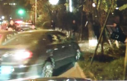 作案嫌疑車輛竄上綠化帶。(據警方視頻截圖) 作案嫌疑車輛竄上綠化帶。(據警方視頻截圖)