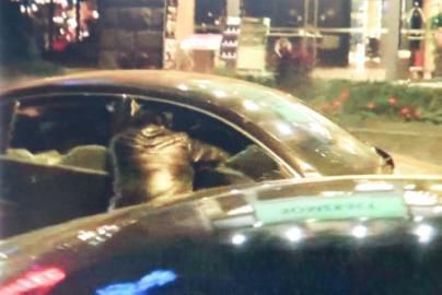 一警察試圖讓汽車停下。 一警察試圖讓汽車停下。