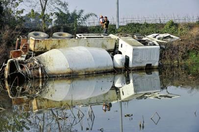 12月23日,側翻在荷塘的罐車。 12月23日,側翻在荷塘的罐車。