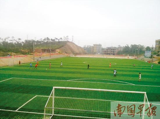 土豪自費(fèi)400萬(wàn)村里建體育場(chǎng) 免費(fèi)向村民開放 土豪自費(fèi)400萬(wàn)村里建體育場(chǎng) 免費(fèi)向村民開放