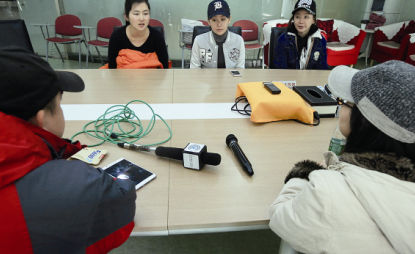 2014年12月23日,經(jīng)歷韓國整容失敗的靳魏坤、宓圓圓、陳怡麗在北京召開記者會,希望維權(quán) 2014年12月23日,經(jīng)歷韓國整容失敗的靳魏坤、宓圓圓、陳怡麗在北京召開記者會,希望維權(quán)