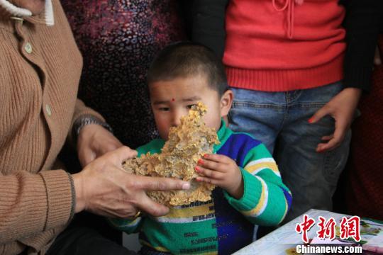 新疆青河縣一牧民上周意外撿到重7.85公斤公斤左右的一塊狗頭黃金，這塊黃金酷似中國地圖。